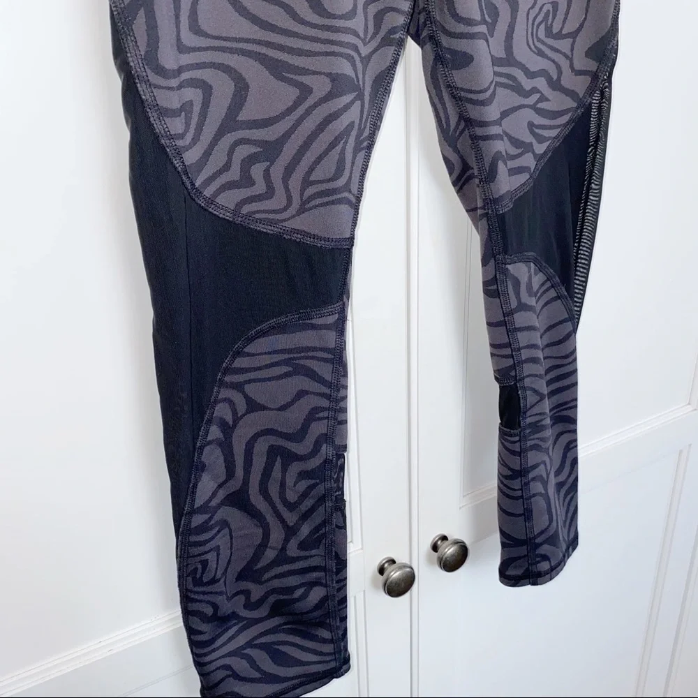 Alo Gray/Black Zebra Air Brushed Capri Leggings Small Yoga Animal Print